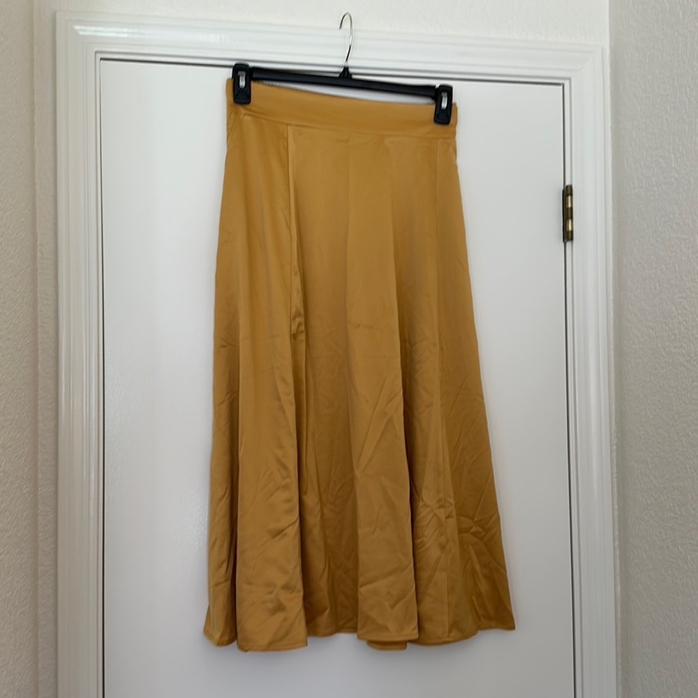 Gold skirt with pockets!